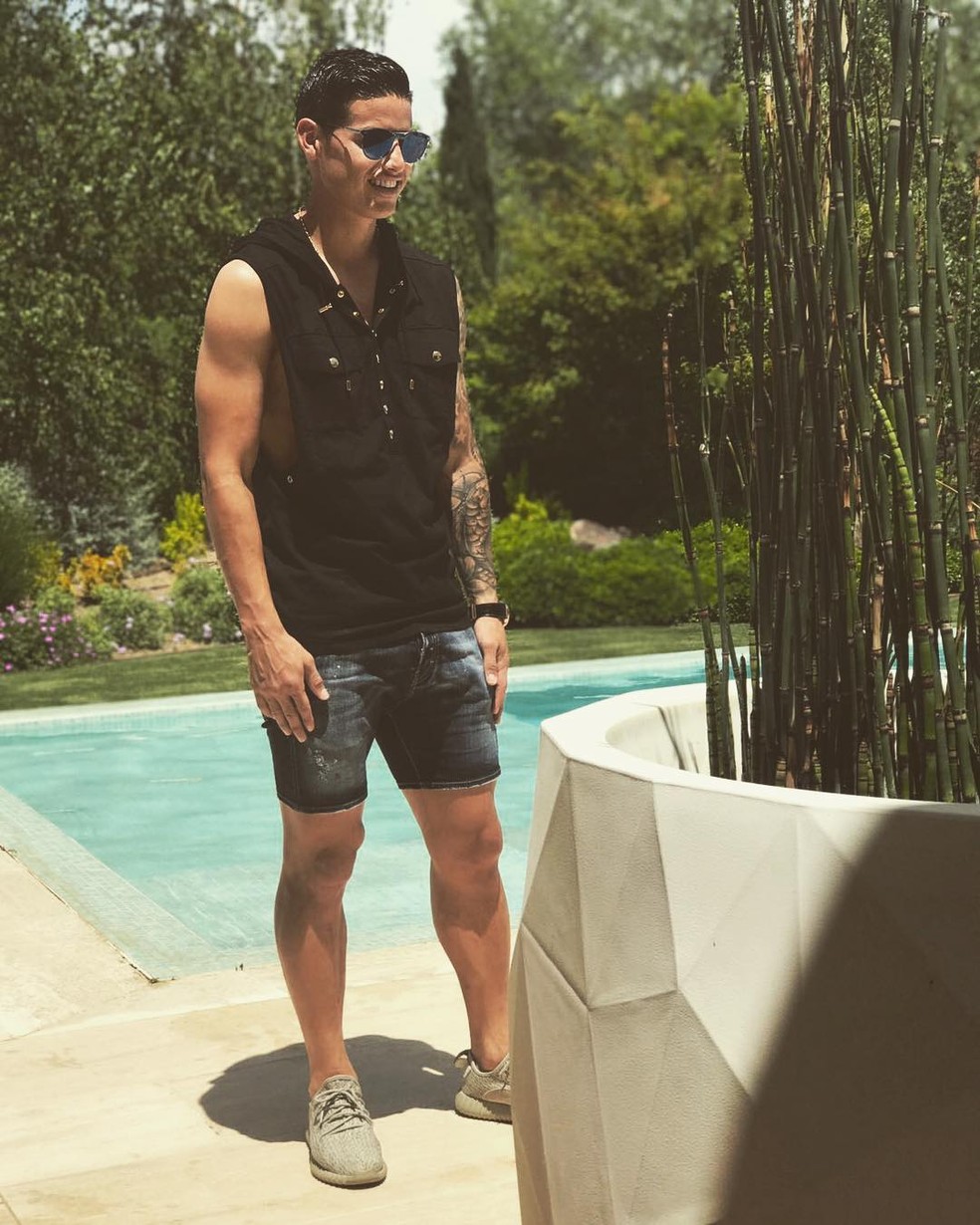 James combinando um shorts jeans, uma blusa sem mangas e Adidas Yeezy — Foto: Reprodução / Instagram