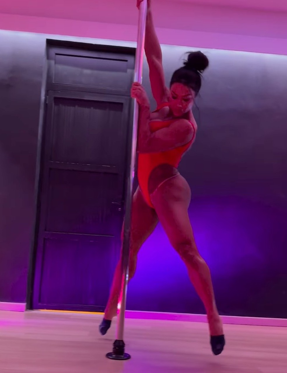 Gracyanne Barbosa mostra habilidade no pole dance — Foto: Reprodução/Instagram 