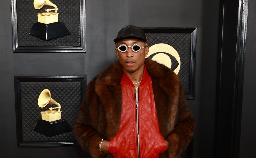 Pharrell Williams ousa com casaco peludo e couro vermelho no Grammy 2023