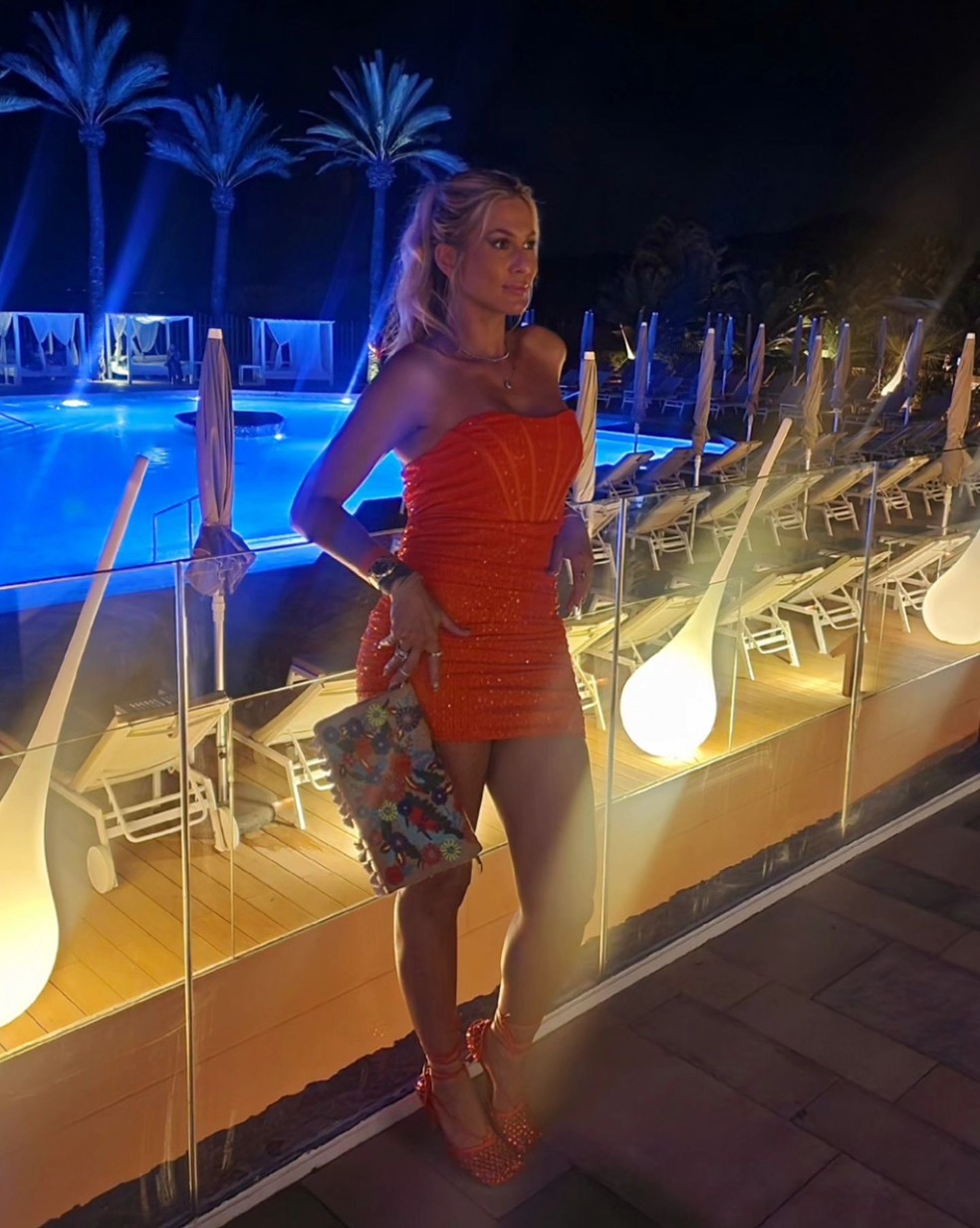 Livia Andrade surge de vestido e salto laranja, combinando — Foto: Reprodução/Instagram