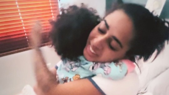 MC Loma encanta ao reencontrar a filha após viagem pela Europa: "Melhor abraço do mundo"