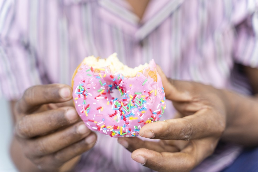 Homem comendo doce — Foto: Getty Images