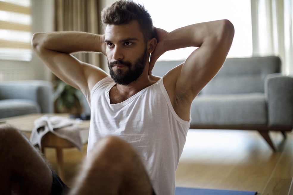 Homem treinando em casa — Foto: Getty Images