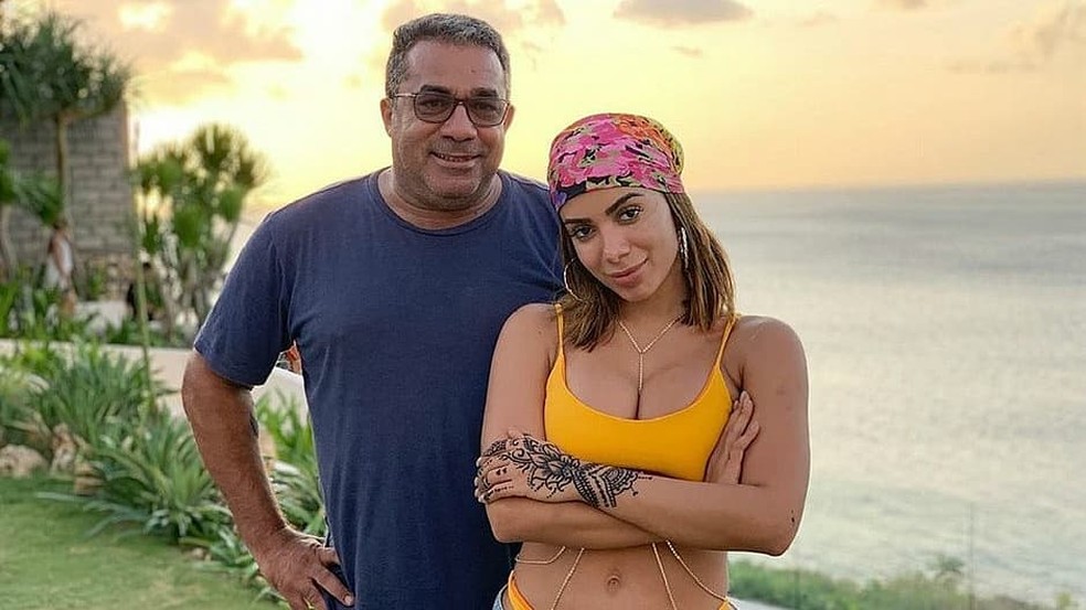 Anitta ao lado do Pai durante férias — Foto: Reprodução / Instagram