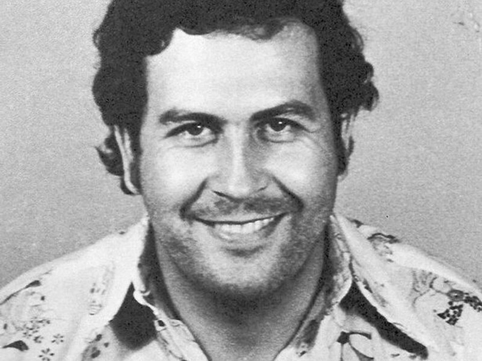 Pablo Escobar em um dos seus retratos mais conhecidos: sorrindo para uma foto de detenção. Em 93, ele seria morto pelas autoridades americanas — Foto: WikkiCommons