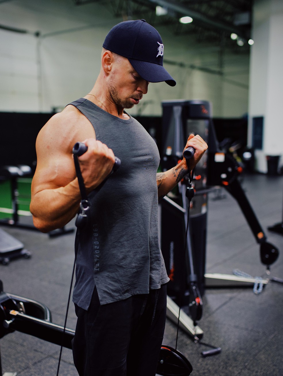Exercícios para deixar o bíceps maior com musculação (Foto: Foto: Divulgação) — Foto: GQ