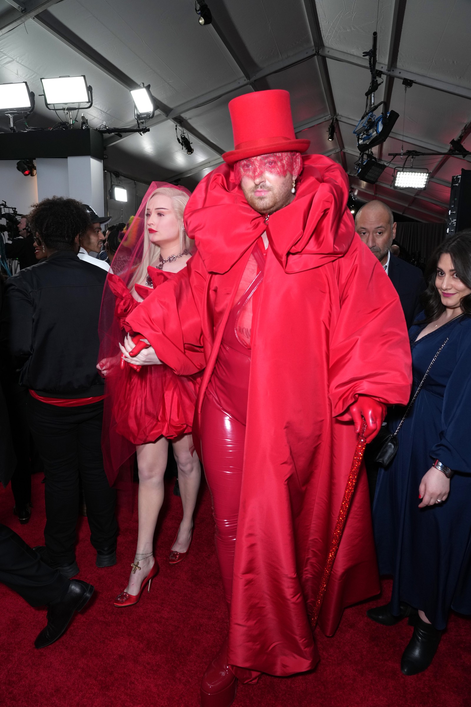 Sam Smith chega ao Grammy 2023 com look ousado em vermelho — Foto: Kevin Mazur/Getty Images for The Recording Academy