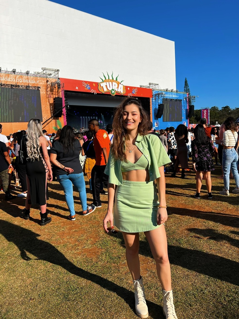 Yasmin, criadora da página 'Vai Sozinha Mesmo', em festival de música — Foto: Arquivo Pessoal