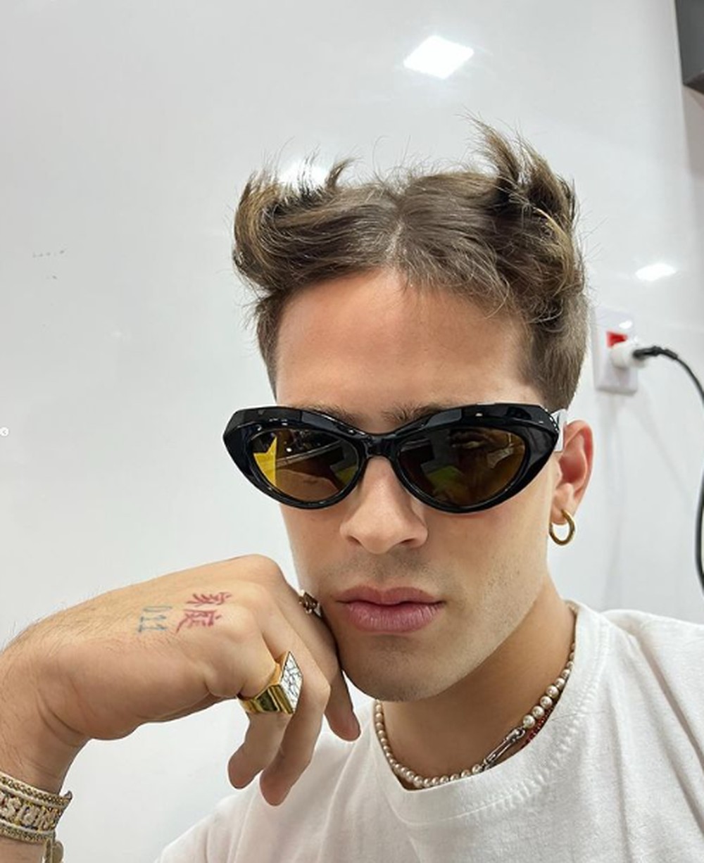 João Guilherme posa ao lado de Jão em bastidor de videoclipe: 'Gatos no