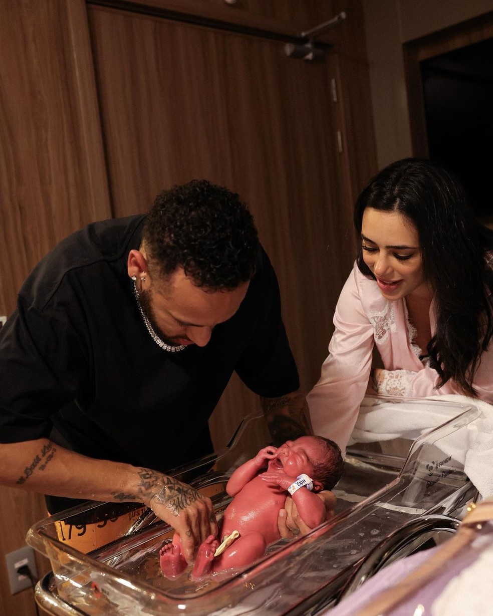 Neymar ajudou Bruna Biancardi a dar banho na filha, Mavie — Foto: Reprodução Instagram