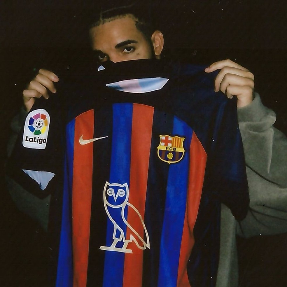 Drake posa com a camisa em parceria com o Barcelona — Foto: Reprodução / Instagram