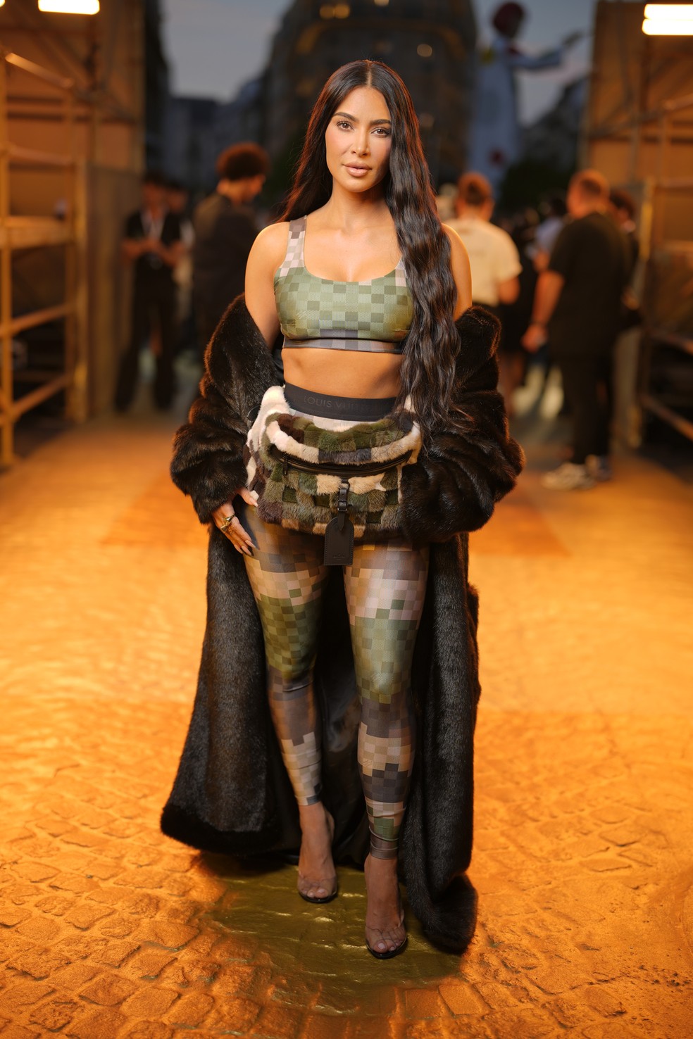 Kim Kardashian assiste ao desfile da Louis Vuitton com look camuflado — Foto: Swan Gallet/WWD via Getty Images