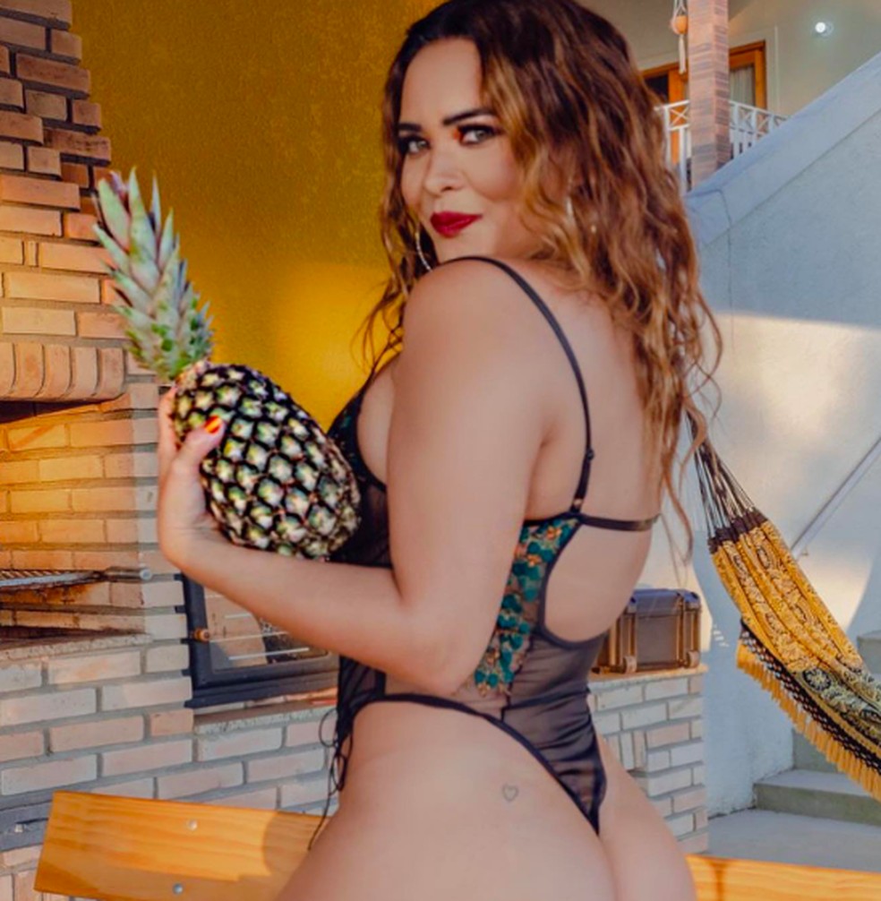 Geisy Arruda com abacaxi em post no Instagram — Foto: Reprodução Instagram