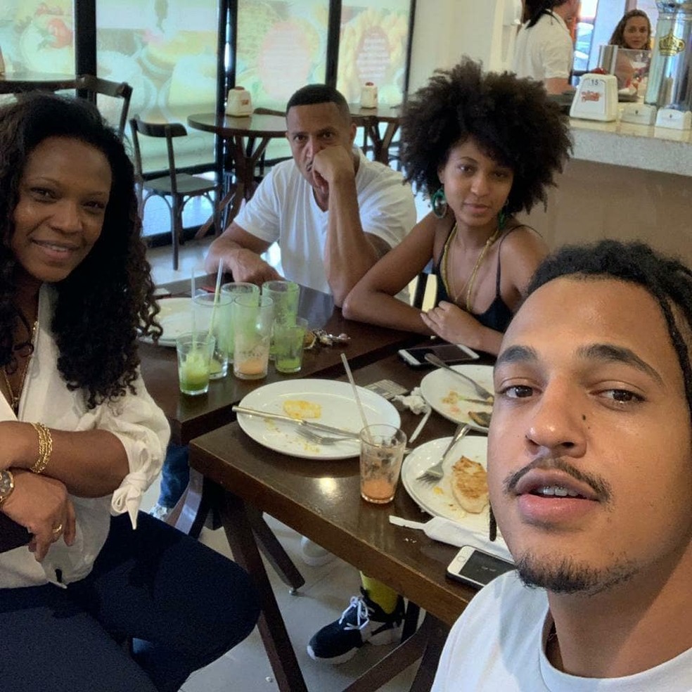 Mano Brown com a família — Foto: Instagram/Reprodução