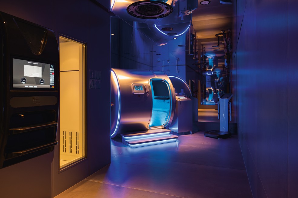 Um dos ambientes do hotel Huus Quell, na Suíça: câmera hiperbárica é uma constante no mundo do biohacking — Foto: Divulgação