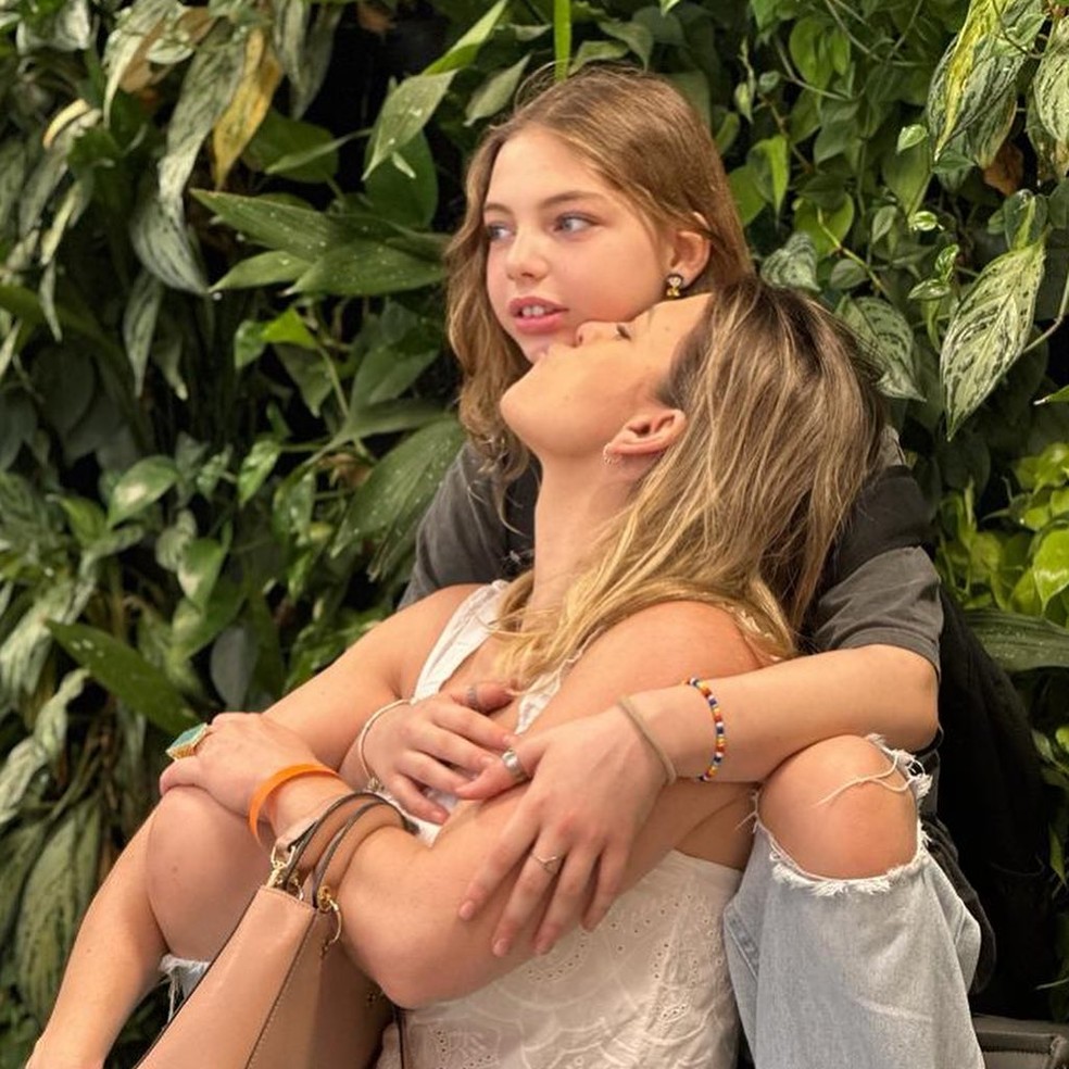 Sheila Mello beija o rosto da filha — Foto: Reprodução/Instagram