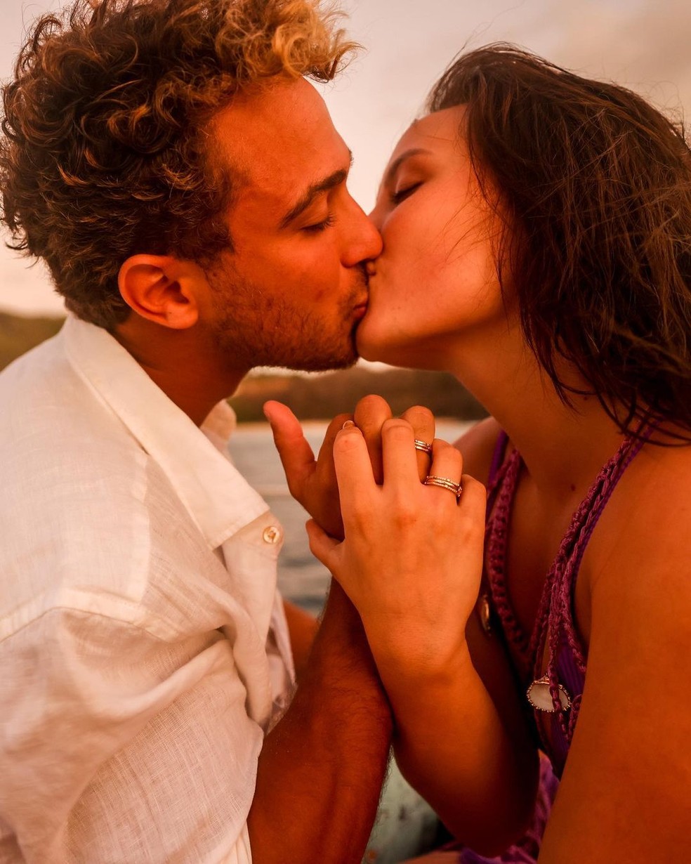 André Luiz Frambach e Larissa Manoela mostram alianças de noivado — Foto: Reprodução/Instagram