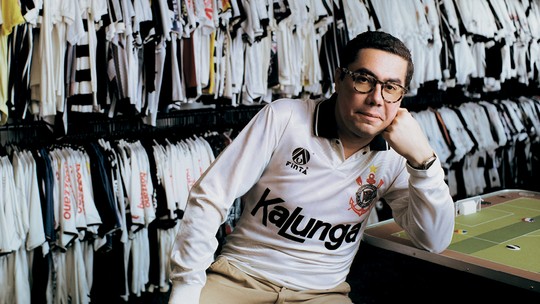Colecionador brasileiro de camisas de futebol teve ajuda até de motoristas de clubes para quebrar recorde mundial com 7 mil peças raras de Maradona, Pelé e Corinthians Colecionador brasileiro de camisas de futebol teve ajuda até de motoristas de clubes para quebrar recorde mundial com 7 mil peças raras de Maradona, Pelé e Corinthians