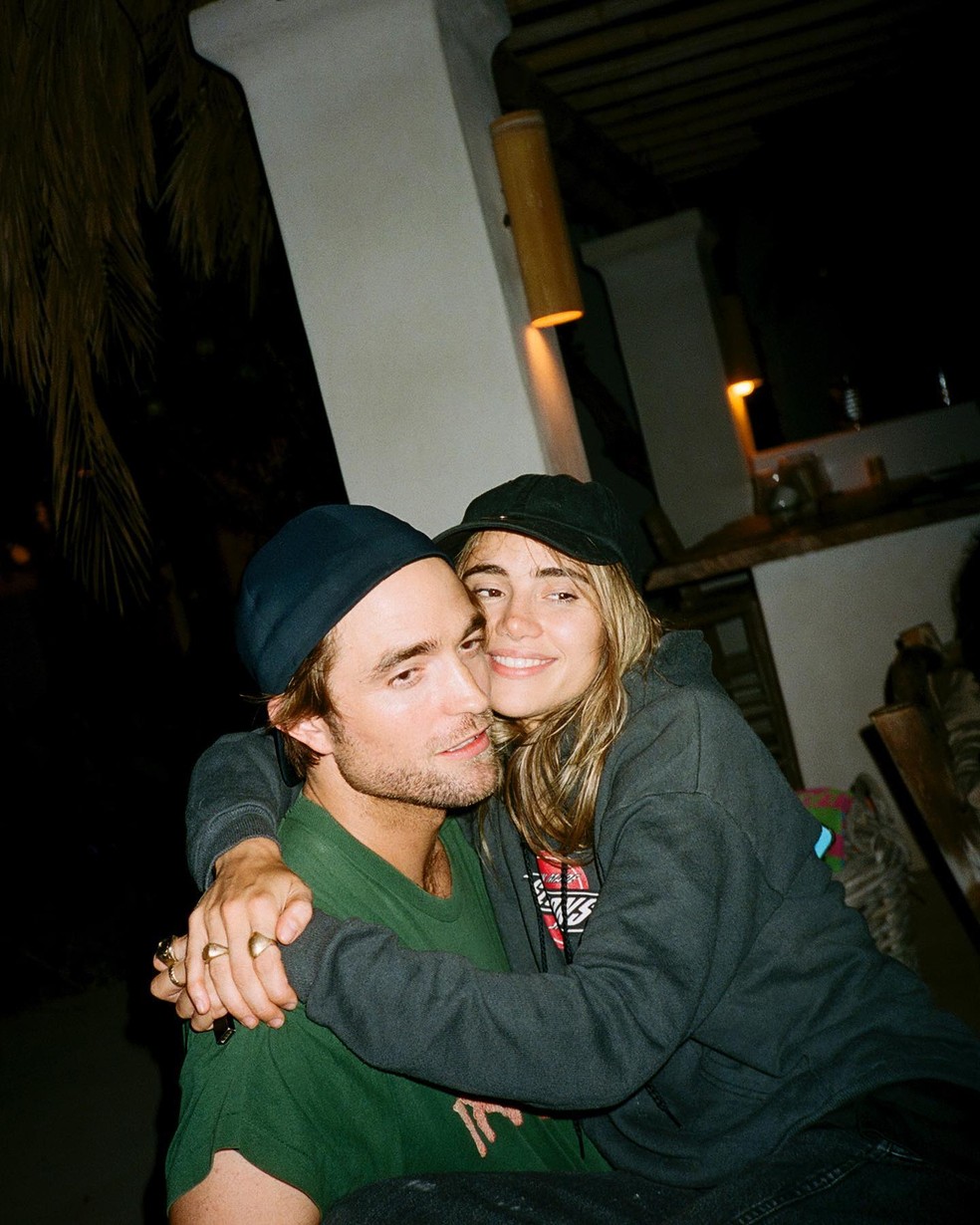 Robert Pattinson e Suki Waterhouse em clique raro fotografado em 2019 — Foto: Instagram @sofiamalamute/Reprodução