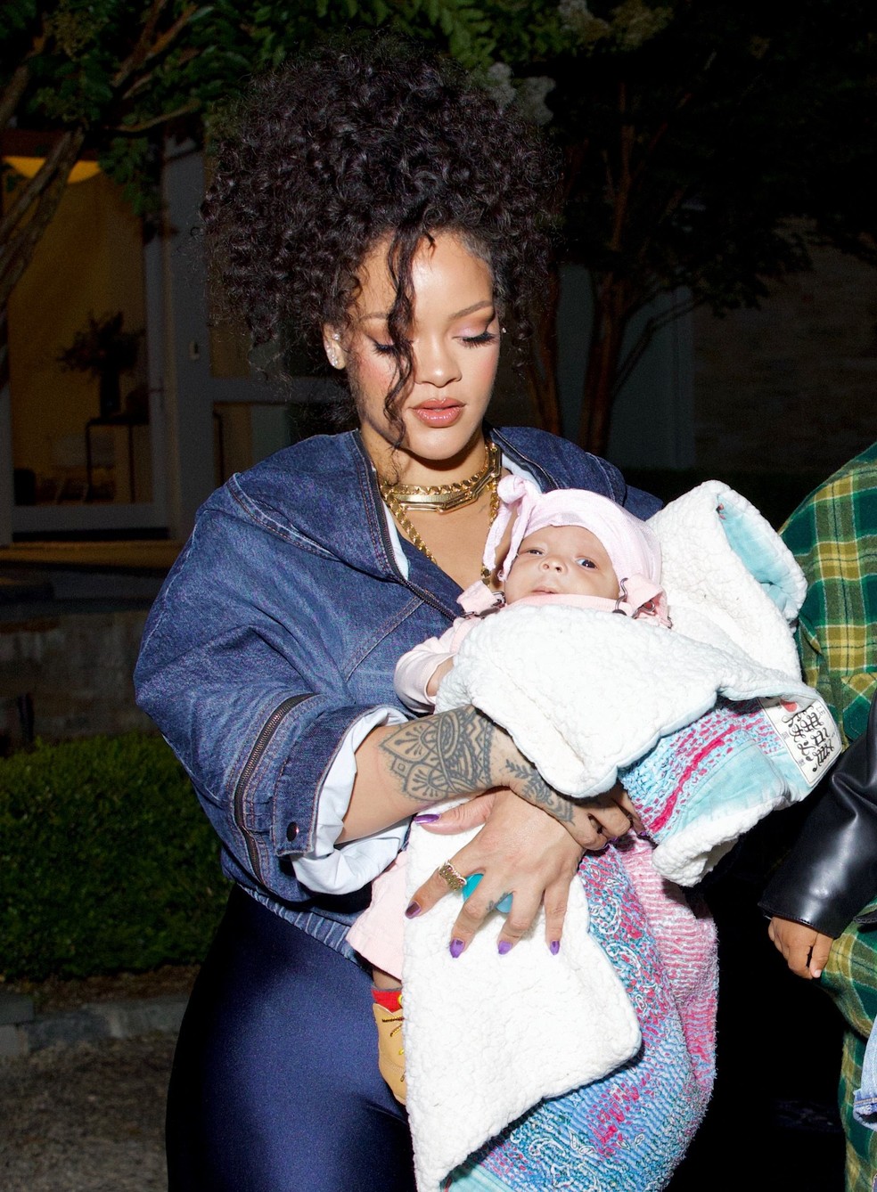 Rihanna e o filho caçula, Riot — Foto: DIGGZY/Shutterstock