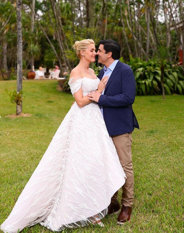 Ana Hickmann abre álbum de fotos de noivado com Edu Guedes