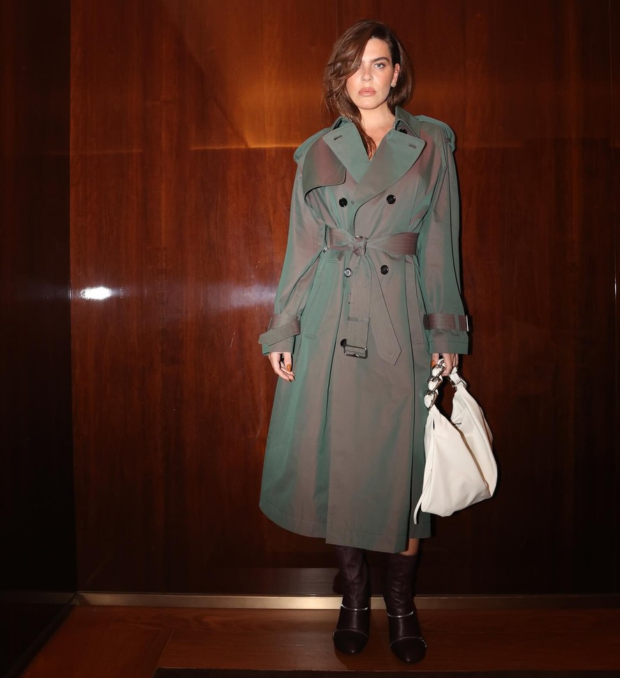 Mariana Goldfarb posa com trench coat grifado de R$ 17 mil