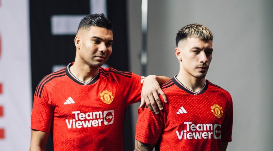 Casemiro e Lisandro Martínez posam com uniforme do Manchester United