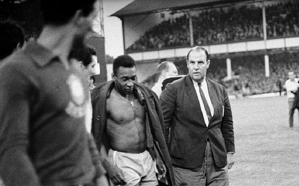 Brasil eliminado e Pelé machucado na fase de grupos da Copa do Mundo de 1966 — Foto: Divulgação Fifa