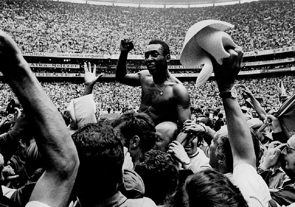 Pelé após conquistar tricampeonato na final contra a Itália, em 1970 — Foto: Divulgação CBF