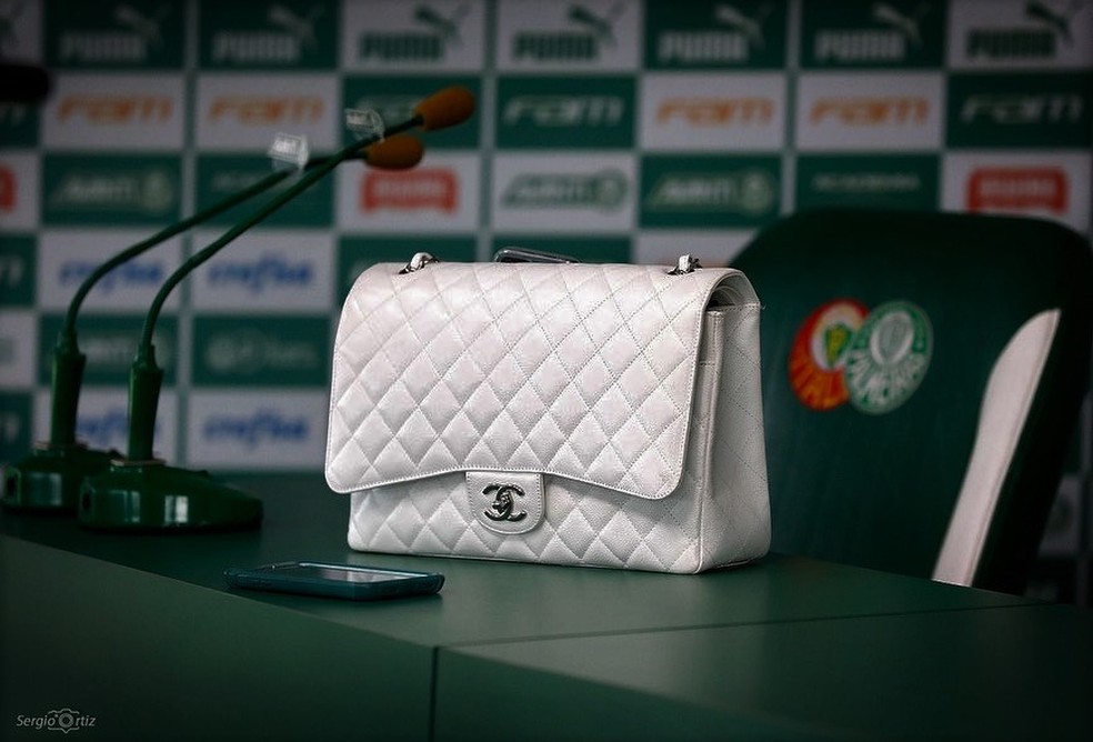 Bolsa Chanel clássica branca de Leila Pereira — Foto: Reprodução/Instagram