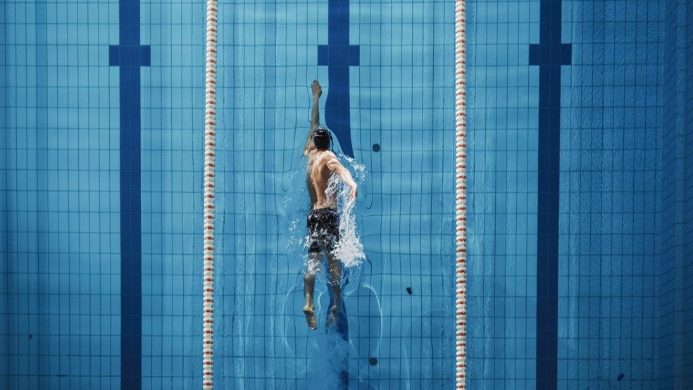 Homem nadando — Foto: Getty Images