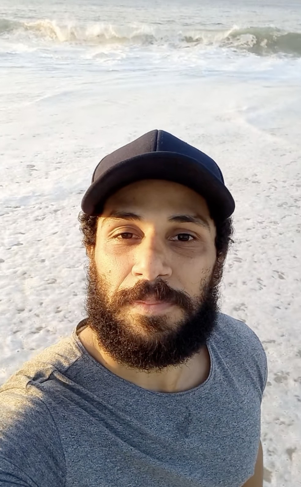Amaury Lorenzo em caminhada pela praia — Foto: Reprodução/Instagram