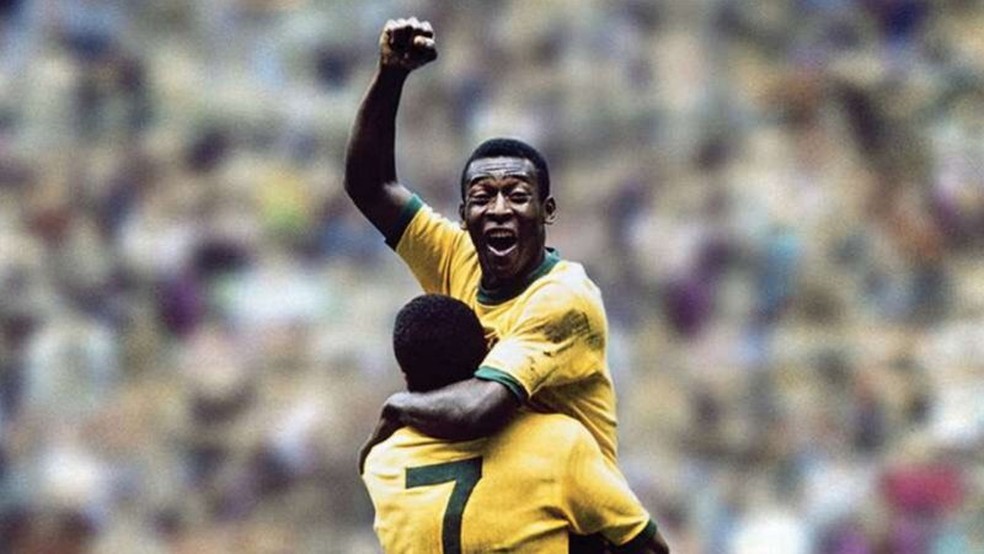 Pelé abraçando Jairzinho após título da Copa de 1970  — Foto: Divulgação/ Fifa
