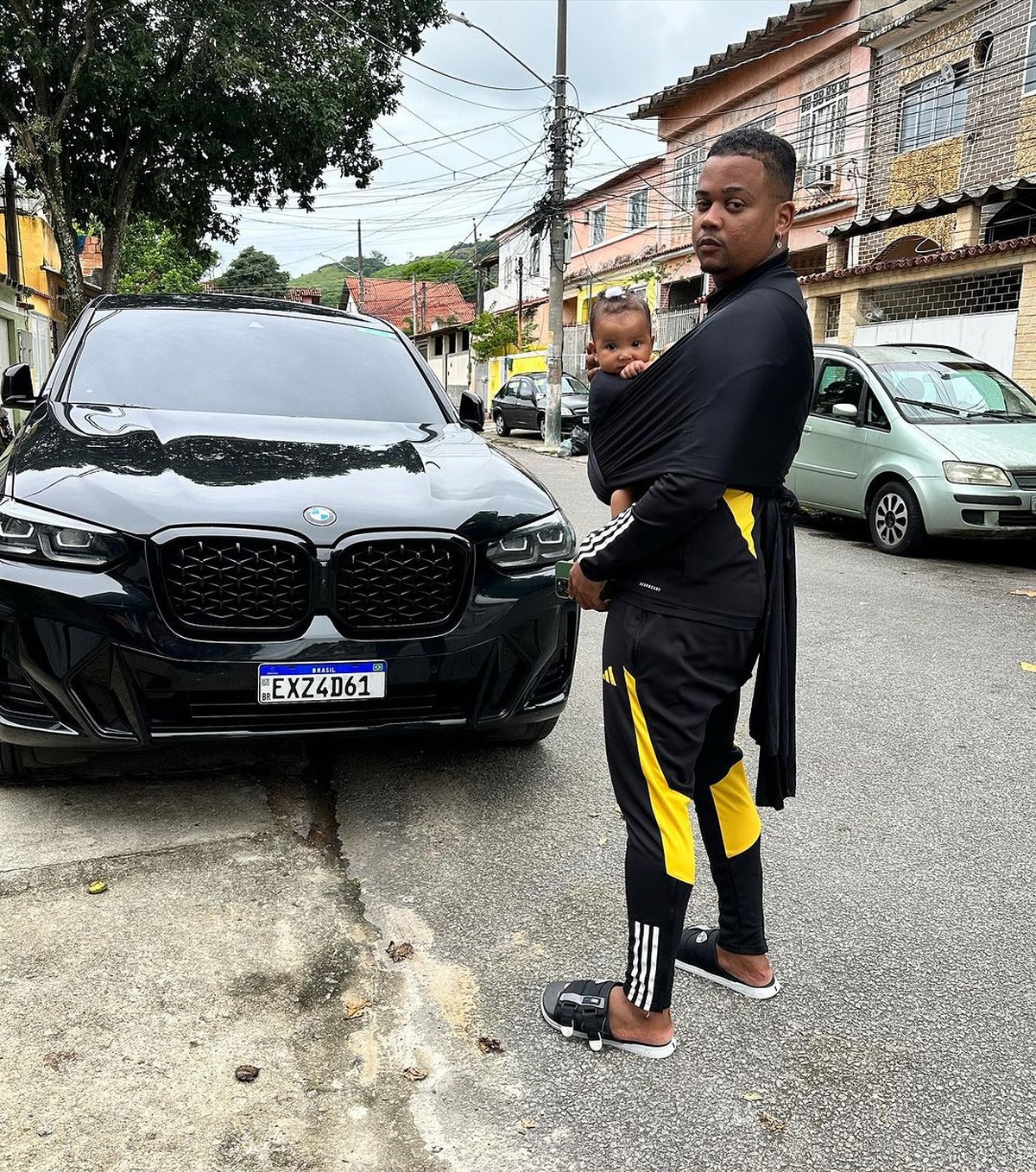 Após ter veículo atingido por tiros, rapper Major RD posa junto com ...