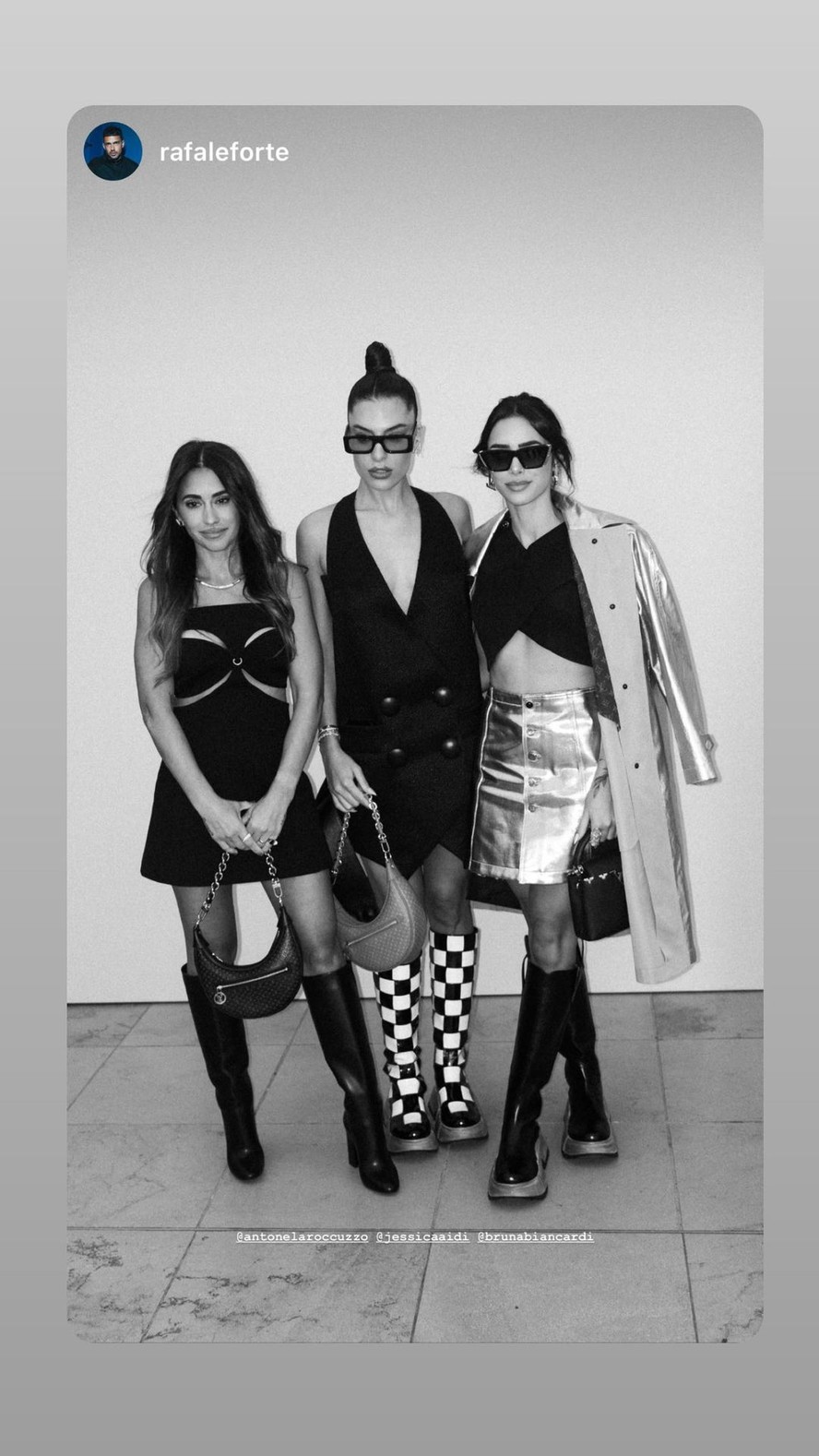 Bruna Biancardi, Antonella Roccuzzo e Jessica Aidi, durante desfile da Louis Vuitton na Semana de Moda em Paris
