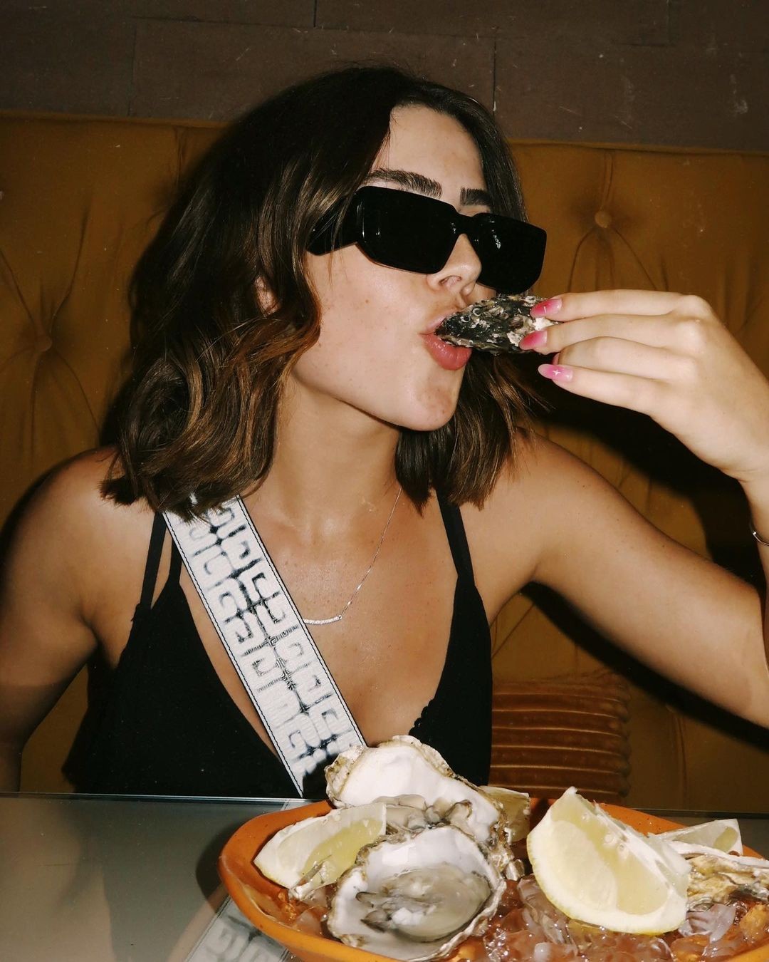 Jade Picon se delicia com ostras em restaurante no Rio de Janeiro — Foto: Divulgação Instagram