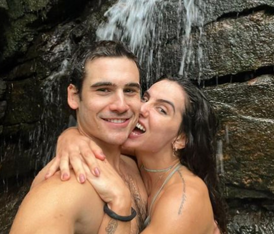 Nicolas Prattes curte dia de cachoeira com a namorada