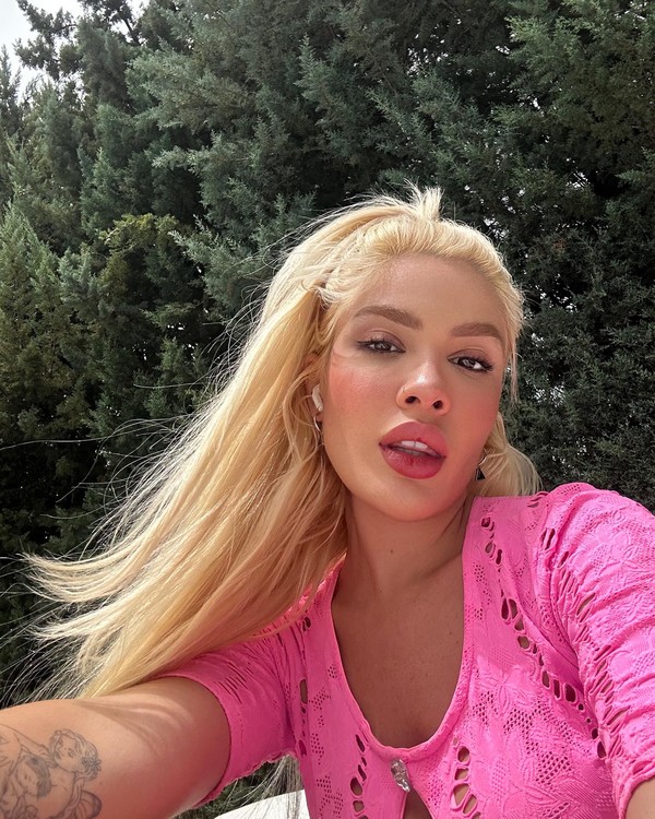 Karoline Lima abre álbum de selfies em Madrid e fãs questionam suposta