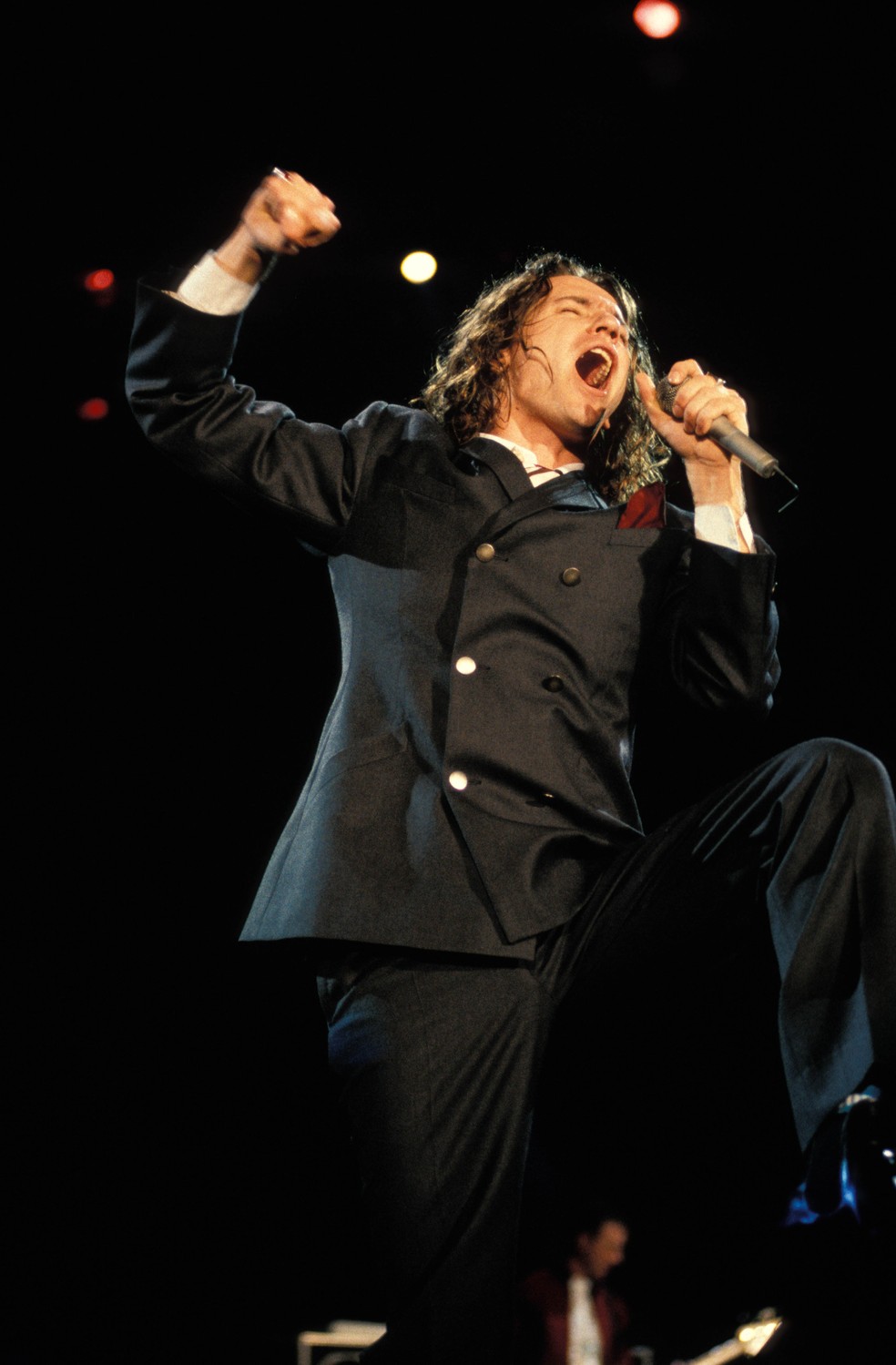 Michael Hutchence, do INXS, era sempre muito vibrante e carismático nos palcos — Foto: Getty Images