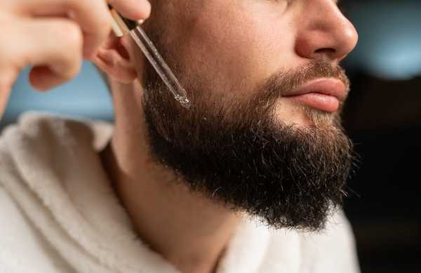 Passar minoxidil no rosto faz crescer a barba? Dermatologista explica como usar e os riscos