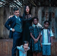 Gio Ewbank e Bruno Gagliasso se fantansiam de Família Adams com os filhos — Foto: Alex Santana/Reprodução