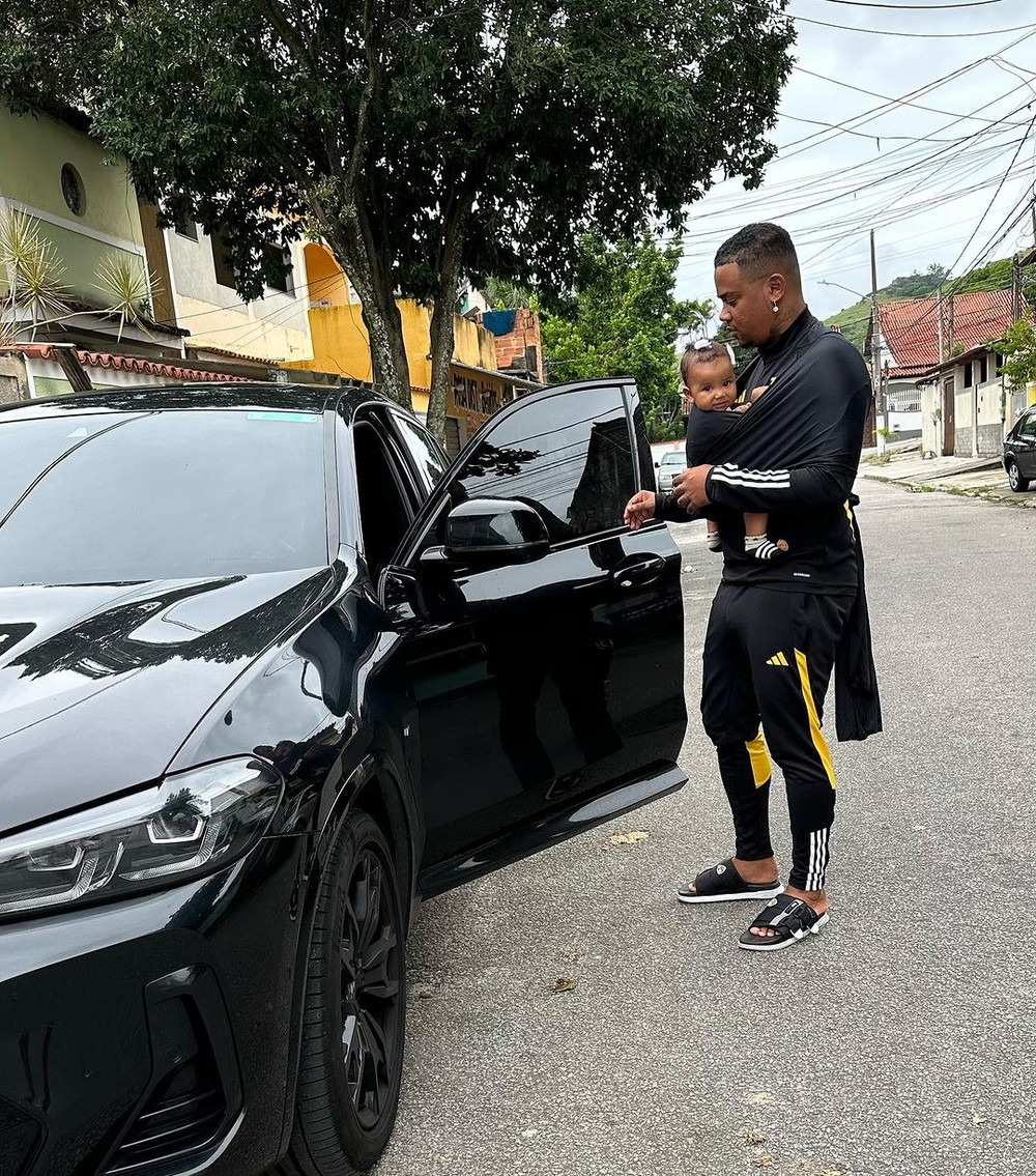Após ter veículo atingido por tiros, rapper Major RD posa junto com ...