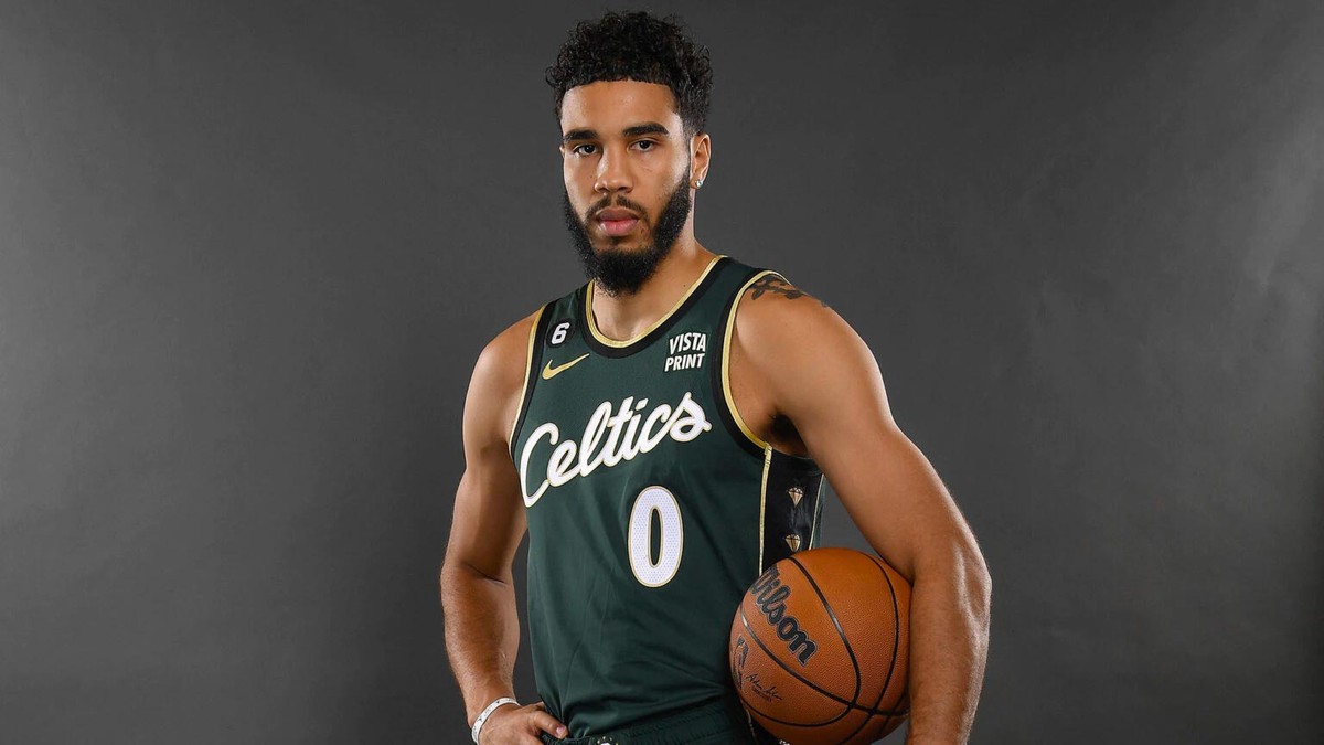 Boston Celtics homenageia Bill Russell em novo uniforme da NBA
