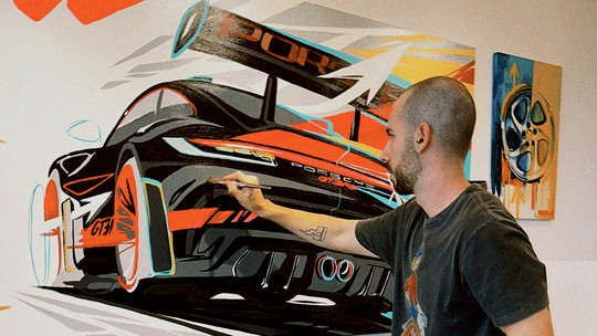 O artista brasileiro que pinta e transforma Porsches em obras de arte e tem fila de espera de até de meses O artista brasileiro que pinta e transforma Porsches em obras de arte e tem fila de espera de até de meses