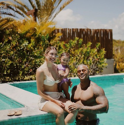 Léo Santana com a família na piscina — Foto: Reprodução/Instagram
